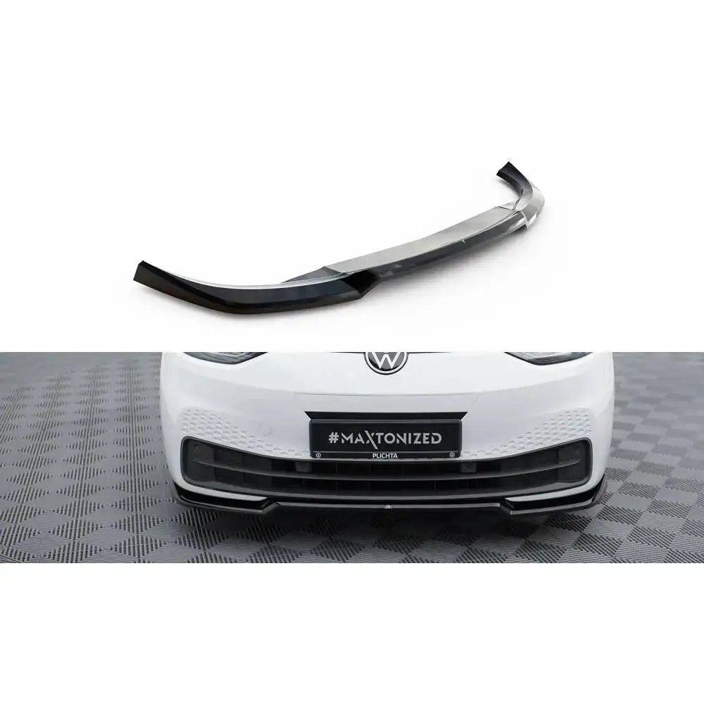 Frontleppe V1 Volkswagen ID3 Mk1 i sort blank plast, vist separat og montert på hvit bil foran.