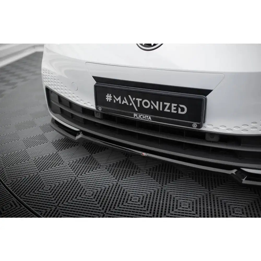 Front lip på Volkswagen ID3 Mk1 med sort spoiler, detaljer i grill og støtfanger, nummerskilt #MAXTONIZED.