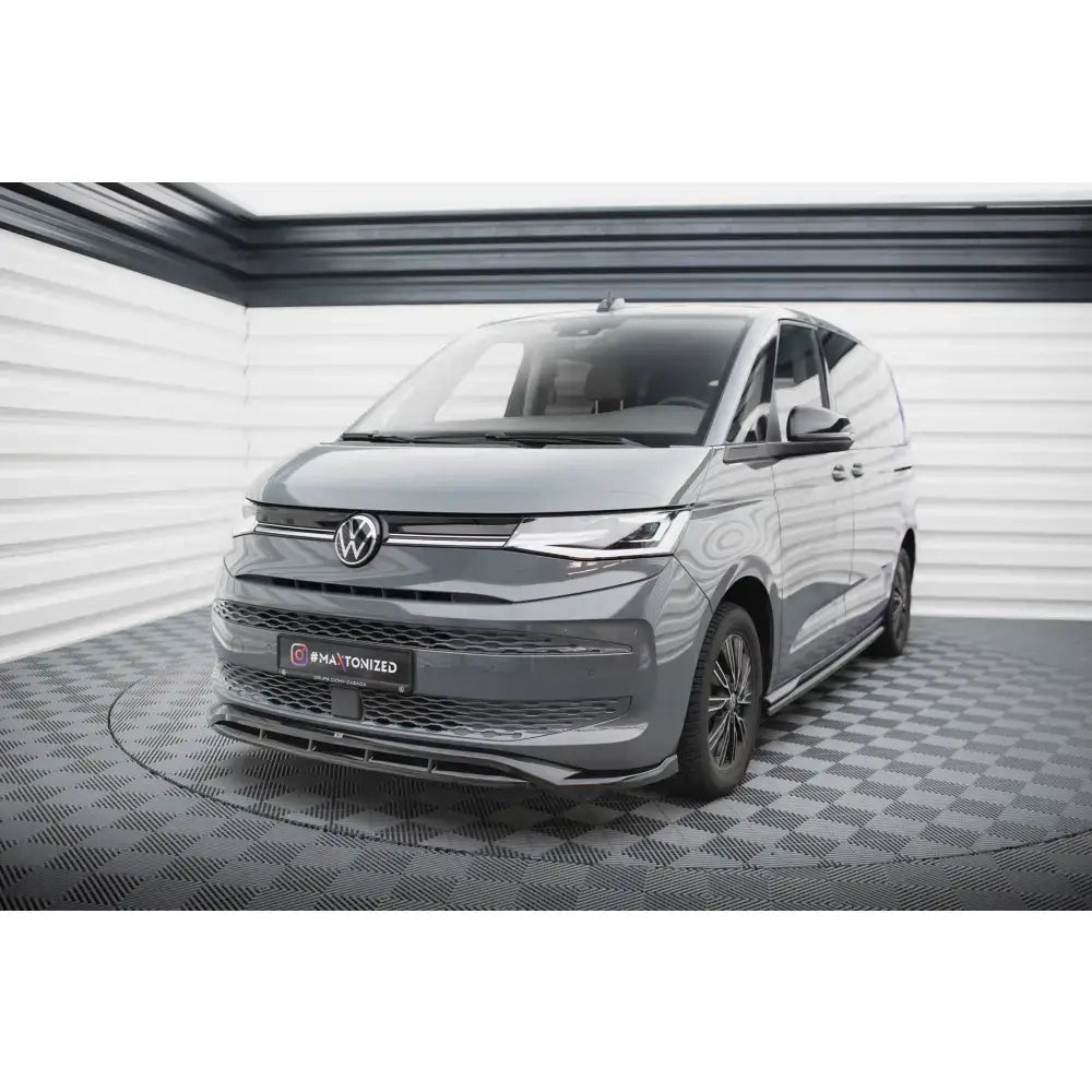 Frontspoiler på Volkswagen Multivan T7 sett skrått forfra med svarte felger og LED-frontlykter.