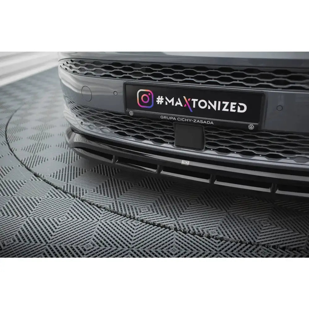 Front lip på Volkswagen Multivan T7 med sort sportsgrill og utstikkende frontsplitter i plast.