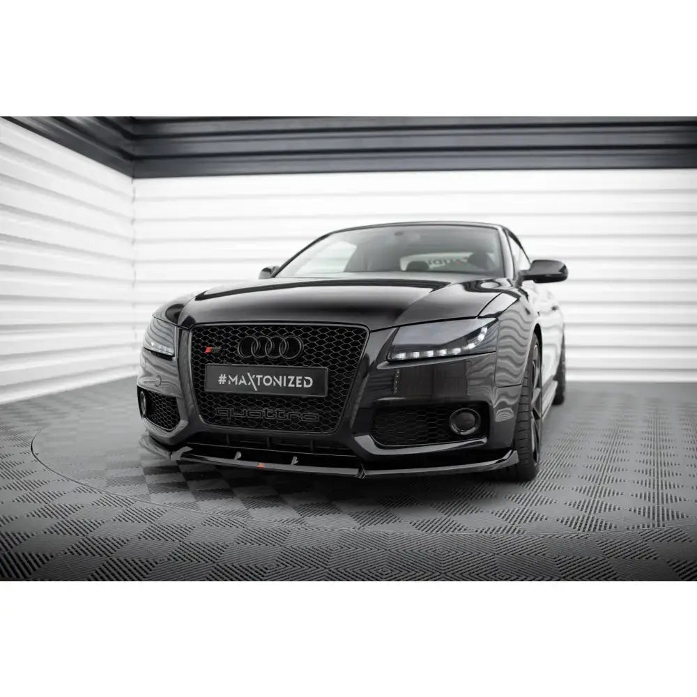 Frontspoiler på Audi S5 med svart grill og mørke lykter i lyst, industrielt rom med rutet gulv.