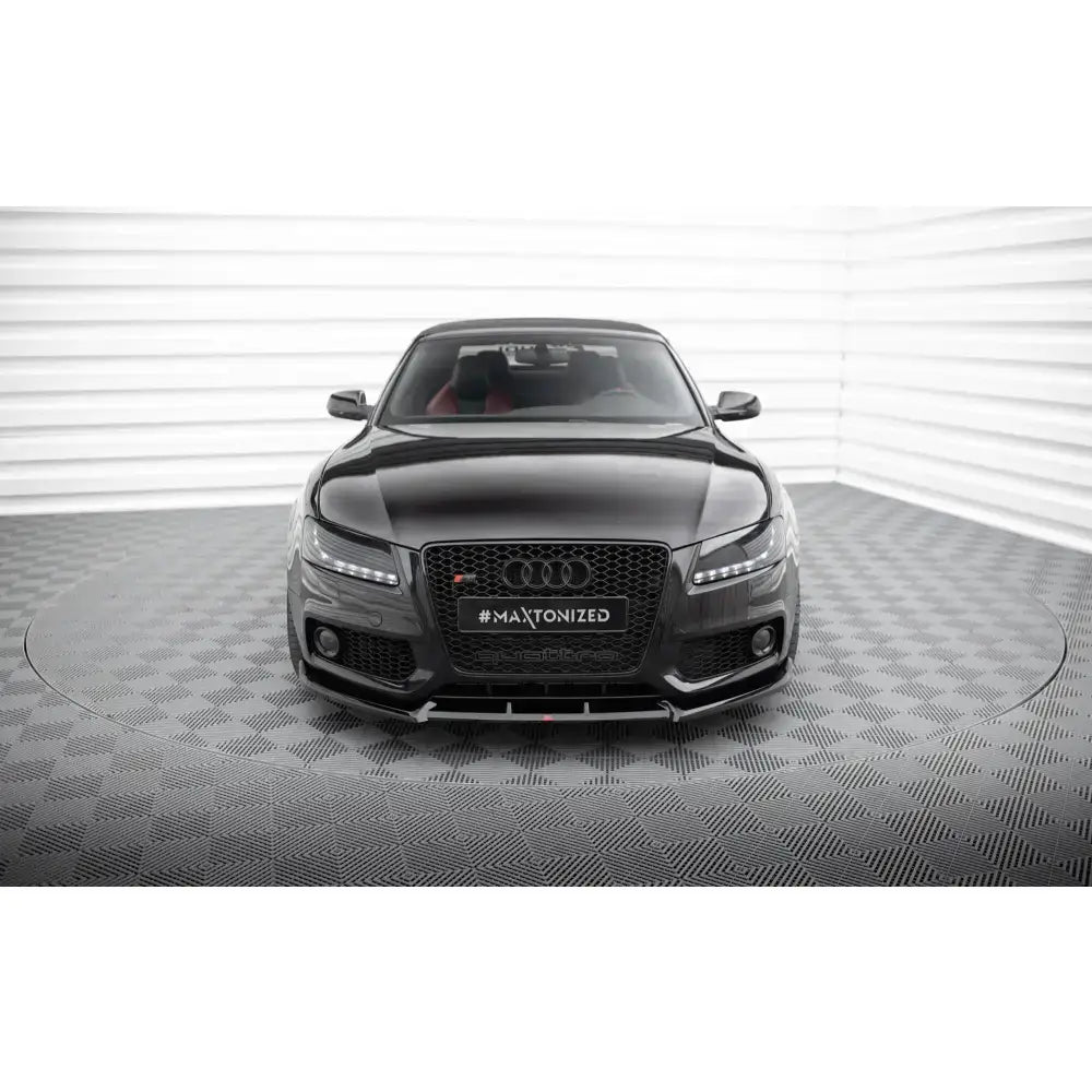 Frontsplitter på Audi S5 med sportslig grill og LED-lys, vist forfra i lyst fotostudio.