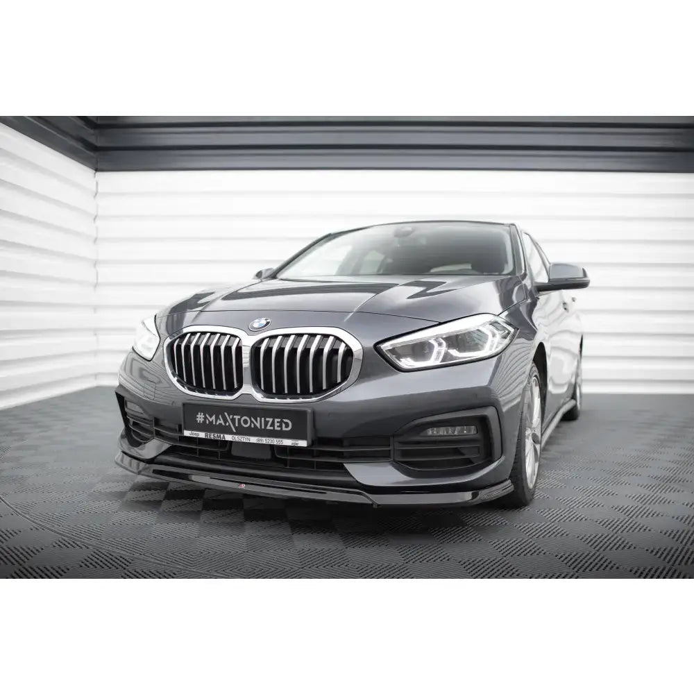 Frontspoiler V2 BMW 1 F40 montert på grå bil sett forfra med fokus på grill og frontlykter.