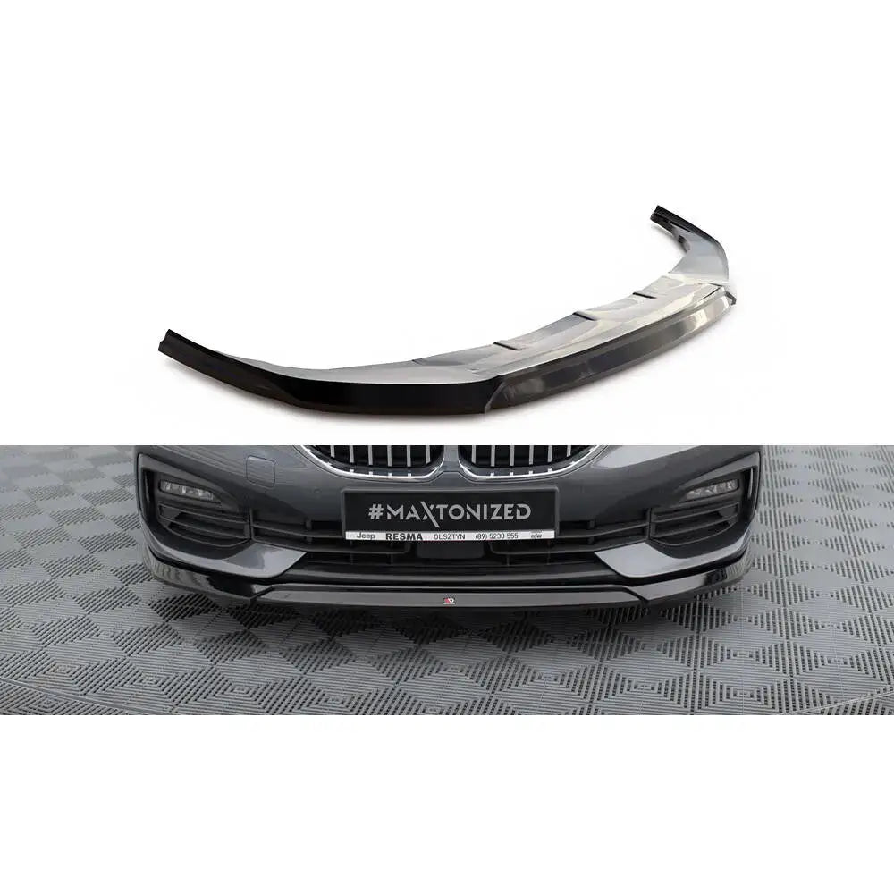 Frontleppe V2 BMW 1 F40 i sort plast med glanset finish sett fra skrå vinkel og montert på bilfront.