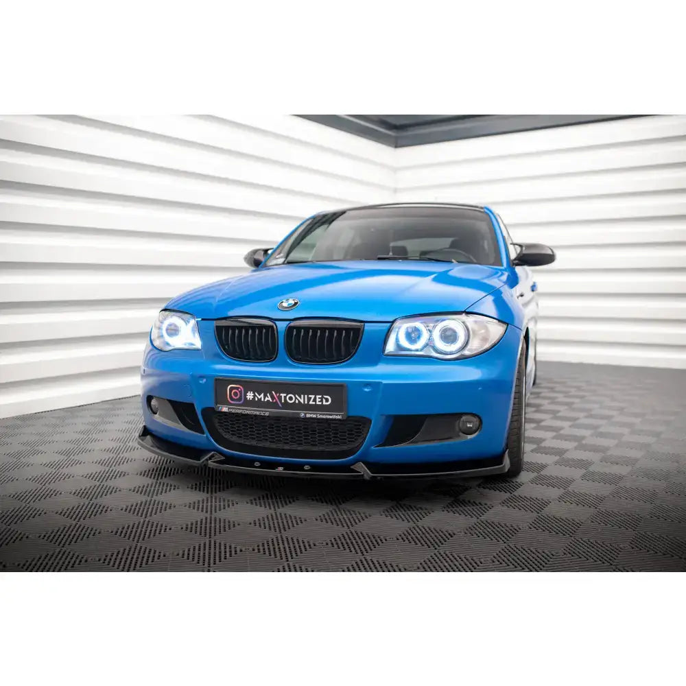 Frontsplitter på BMW 1 M-Pack E87 Facelift, montert under sort grill i lyst garasjemiljø.