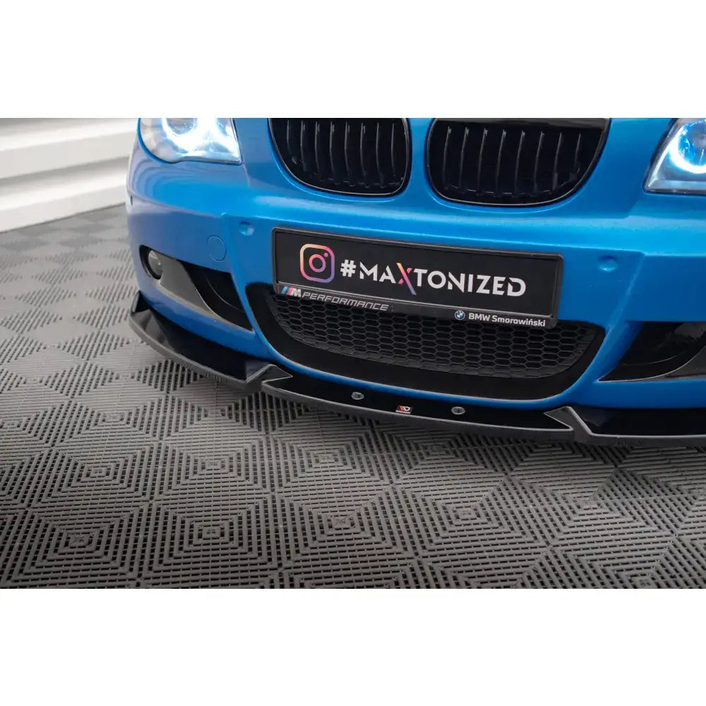 Front lip på BMW 1 M-Pack E87 Facelift, svart splitter i plast sett forfra med LED-lys på.