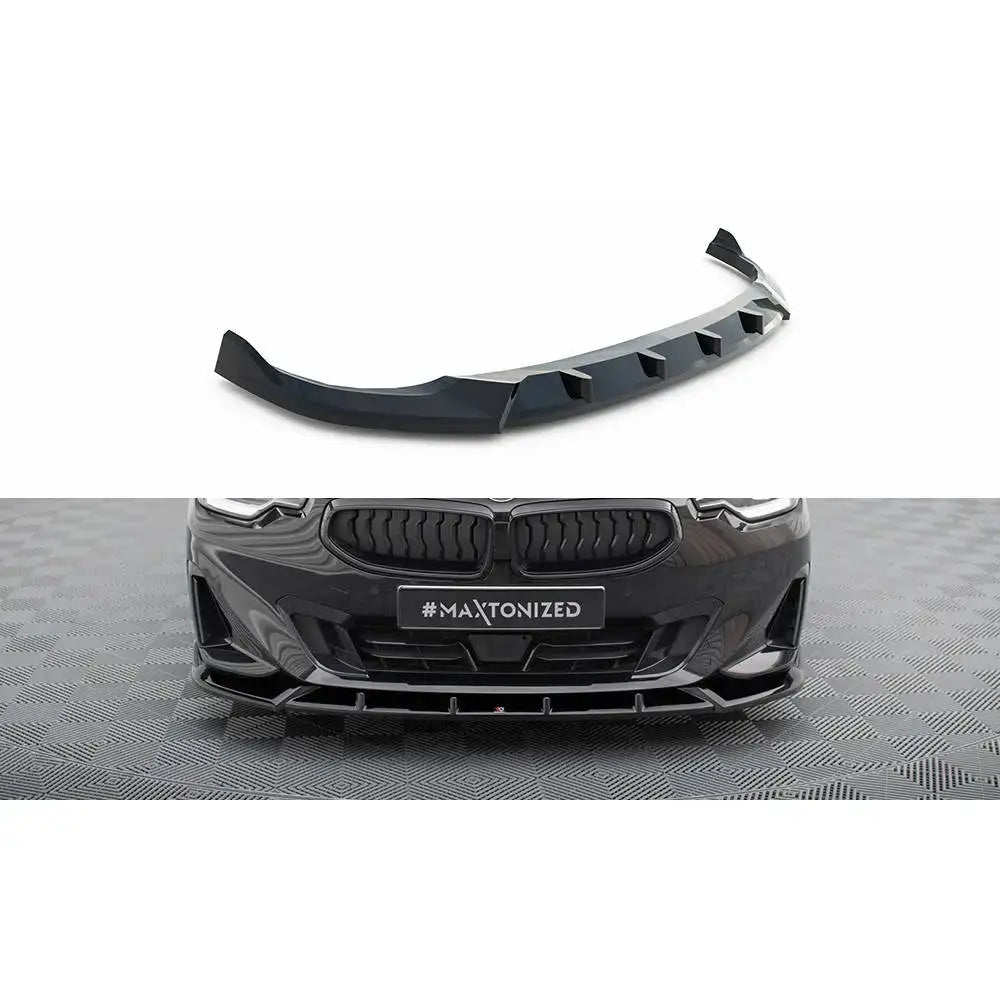 Frontleppe V2 BMW 2 Coupe G42 i sort plast, montert på bil, sett fra lav frontvinkel med tydelige detaljer.
