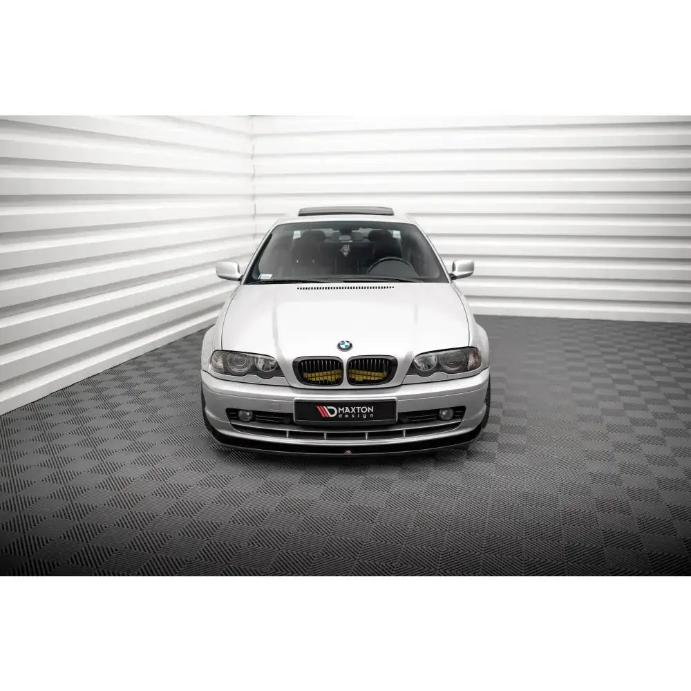 Frontspoiler V2 til BMW 3 Coupe E46 montert på sølvfarget bil med gulldetaljer på grillen.