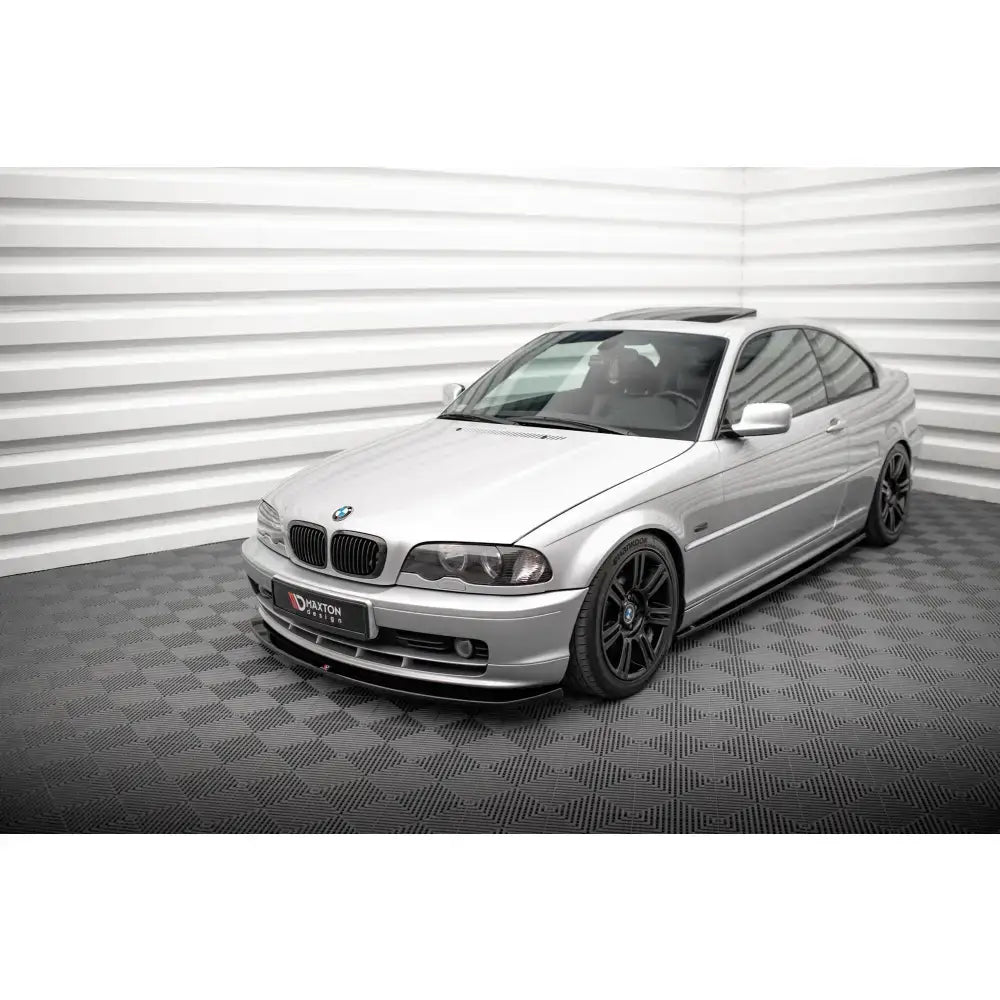 Frontsplitter V2 BMW 3 Coupe E46 på sølvfarget bil med sorte felger i lyst rom.