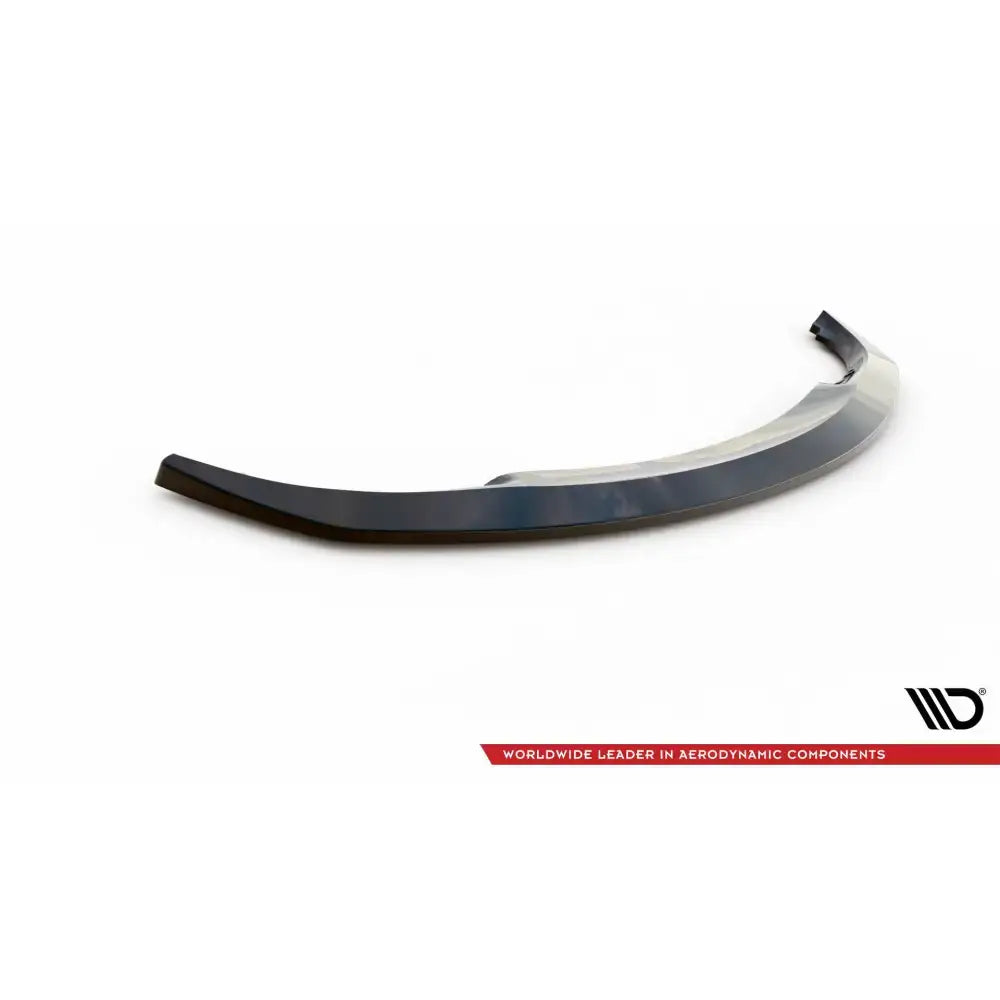 Frontleppe V2 BMW 3 Coupe E46 i sort, blank finish sett fra skrå vinkel mot hvit bakgrunn.
