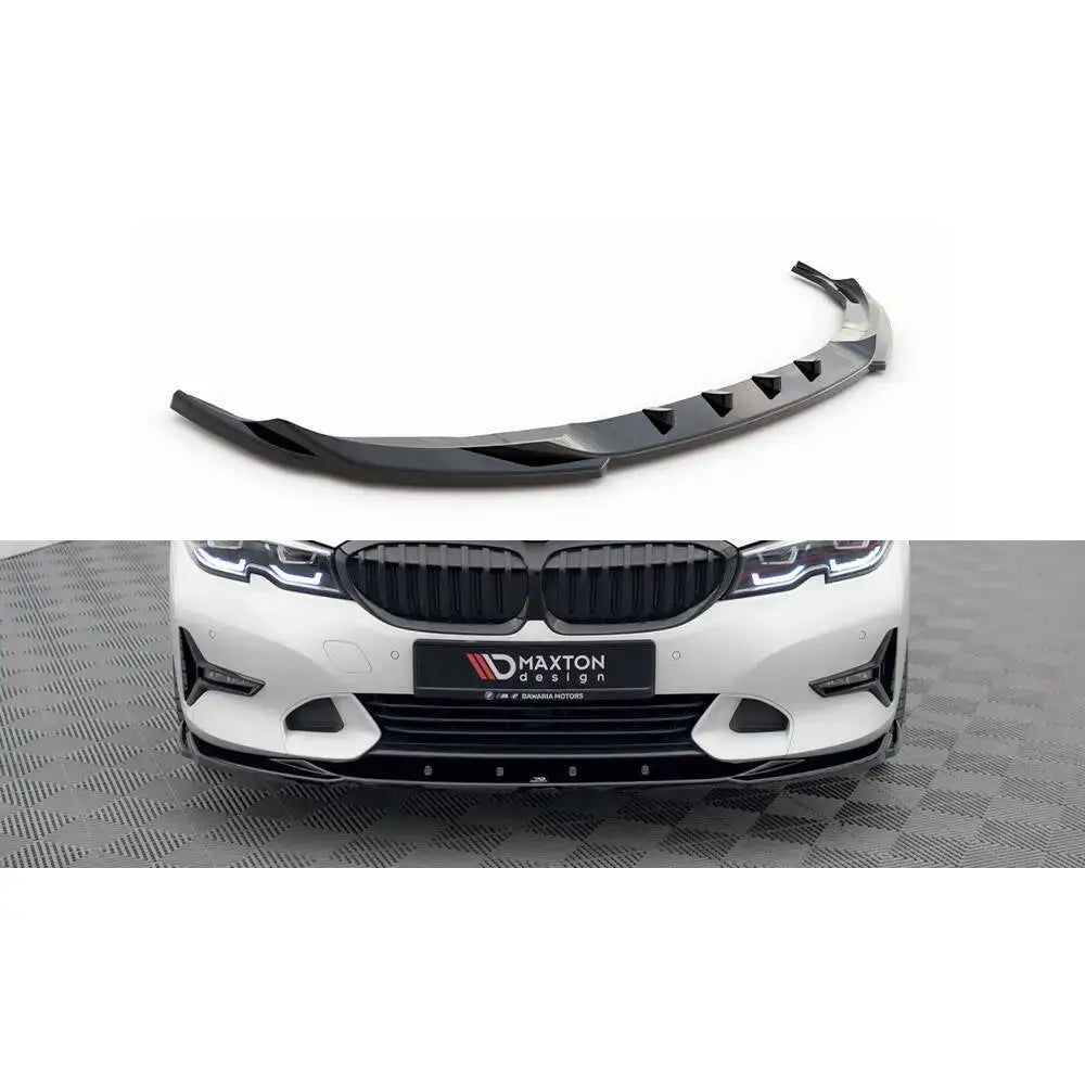 Frontleppe V2 BMW 3 Sport Line G20/G21 i sort glanset plast montert på hvit bil sett forfra.