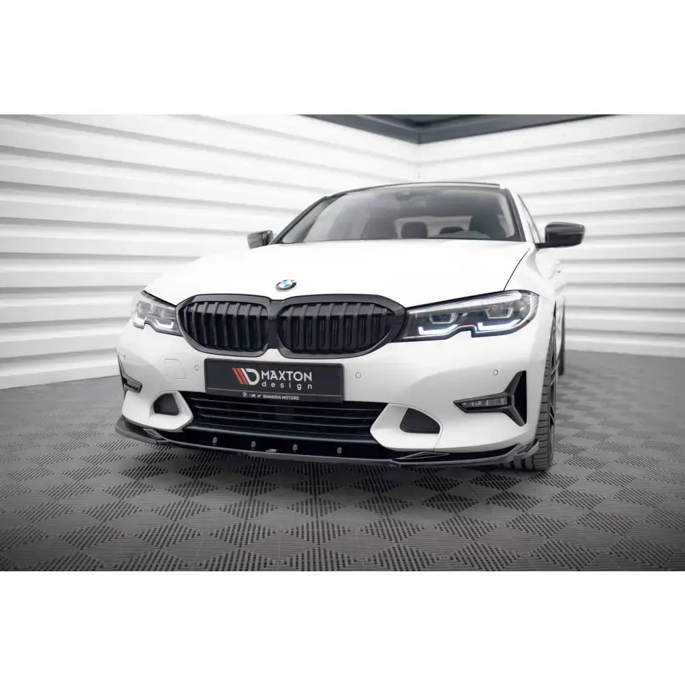 Frontsplitter V2 BMW 3 Sport Line G20/G21 på hvit bil med sorte detaljer, LED-lys og grått gulv.