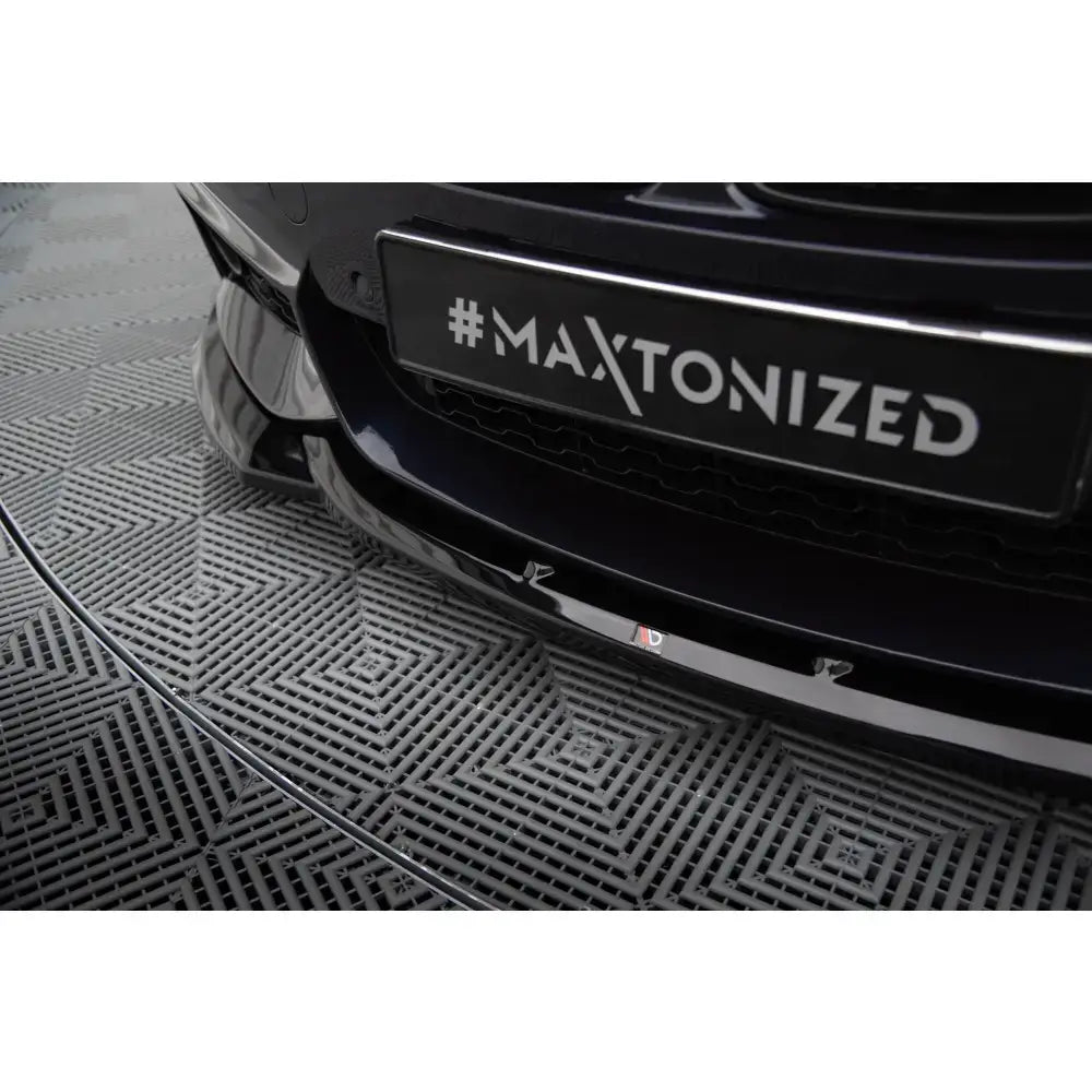 Front lip til BMW 4 Gran Coupe M-Pack F36 i sort blank finish, sett skrått forfra med logo.