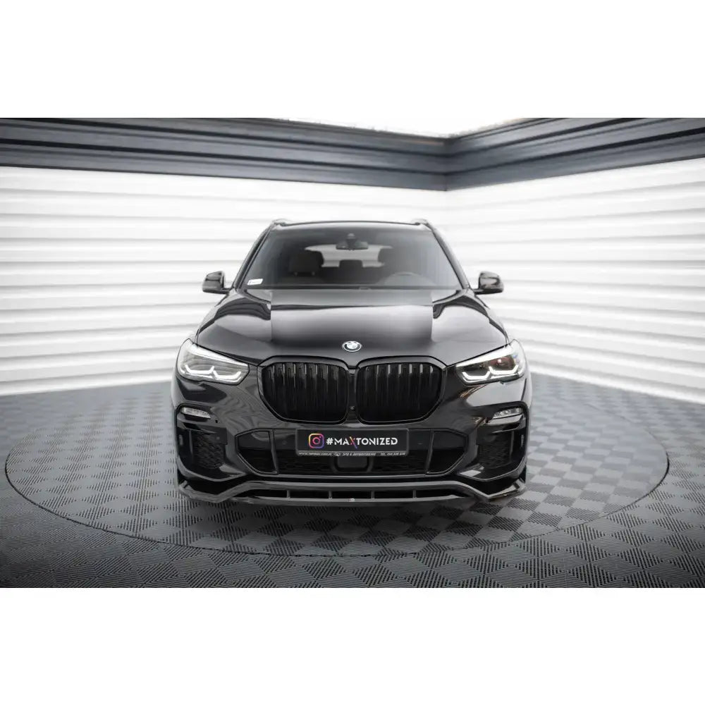 Frontsplitter på BMW X5 M-Pack G05, sort SUV sett forfra med LED-lykter og store grillåpninger.