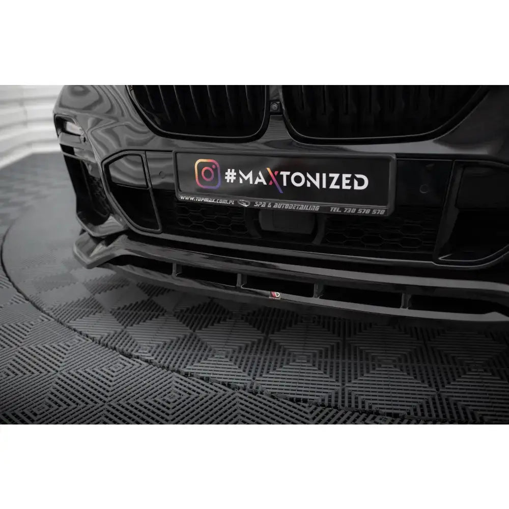 Front lip på BMW X5 M-Pack G05 viser sort spoiler i blank plast med detaljer i grill og design.
