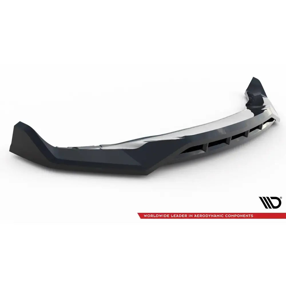 Front splitter V2 BMW X5 M-Pack G05 i sort plast med blank finish, sett skrått forfra mot hvit bakgrunn.