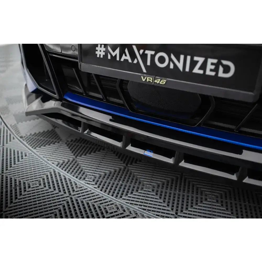 Front lip på sort frontspoiler til BMW X5 M-Pack G05 Facelift med blå stripe og VR46-merke.