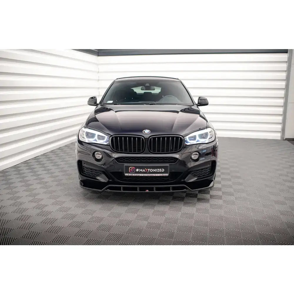 Frontsplitter på sort BMW X6 M-Pack F16 sett forfra med sportslig støtfanger og markante frontlykter.