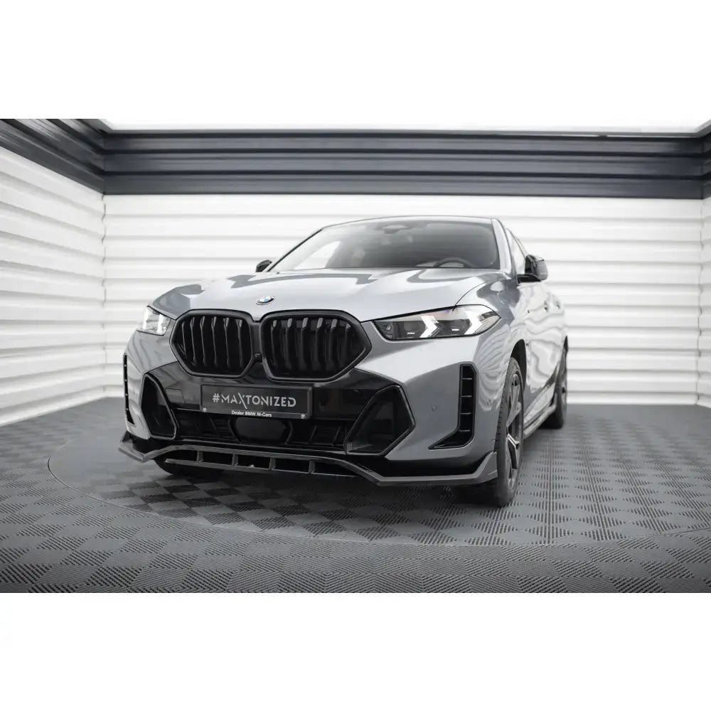 Frontsplitter til BMW X6 M-Pack G06 Facelift vist på grå bil med sorte detaljer i lyst rom.