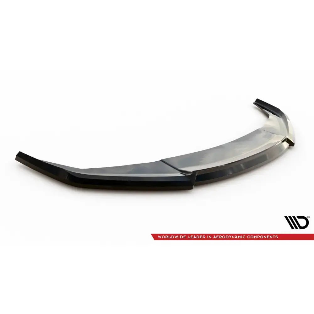 Front splitter til Honda Civic Mk10 V2 sett skrått ovenfra med sort design og rød logo på hvit bakgrunn.