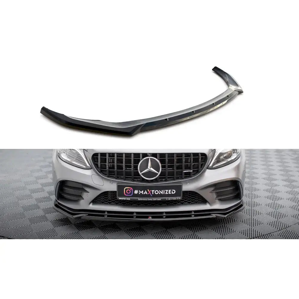 Frontleppe V2 til Mercedes-AMG C43 Coupe/Sedan, sort plast med sporty linjer, sett fra skrå vinkel.
