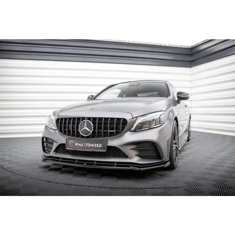 Frontspoiler på Mercedes-AMG C43 Coupe facelift, sett forfra fra venstre i lyst rom med sportslige detaljer.