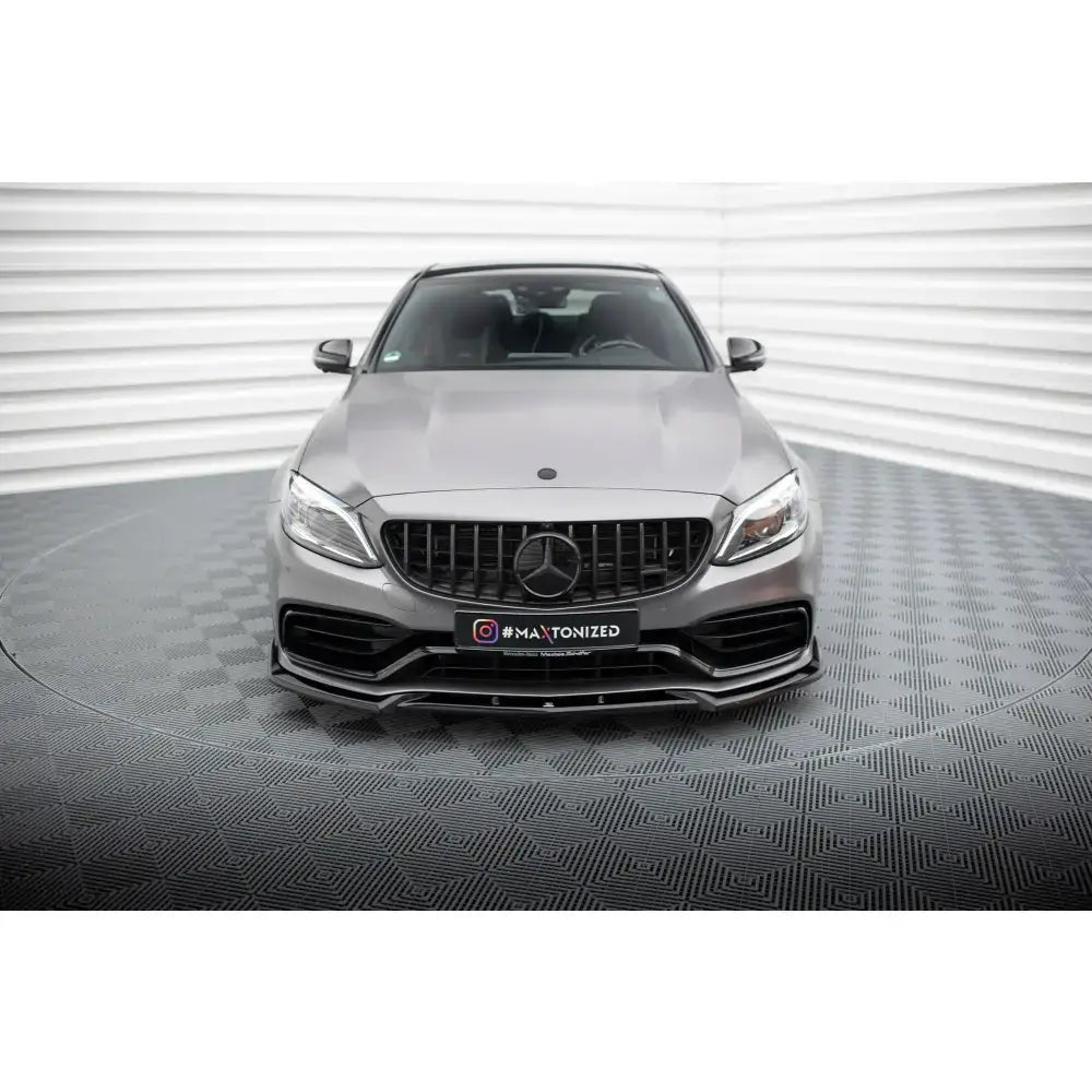 Frontspoiler på Mercedes-AMG C63 W205 Facelift, sett forfra med sort grill og sportslig frontfanger.