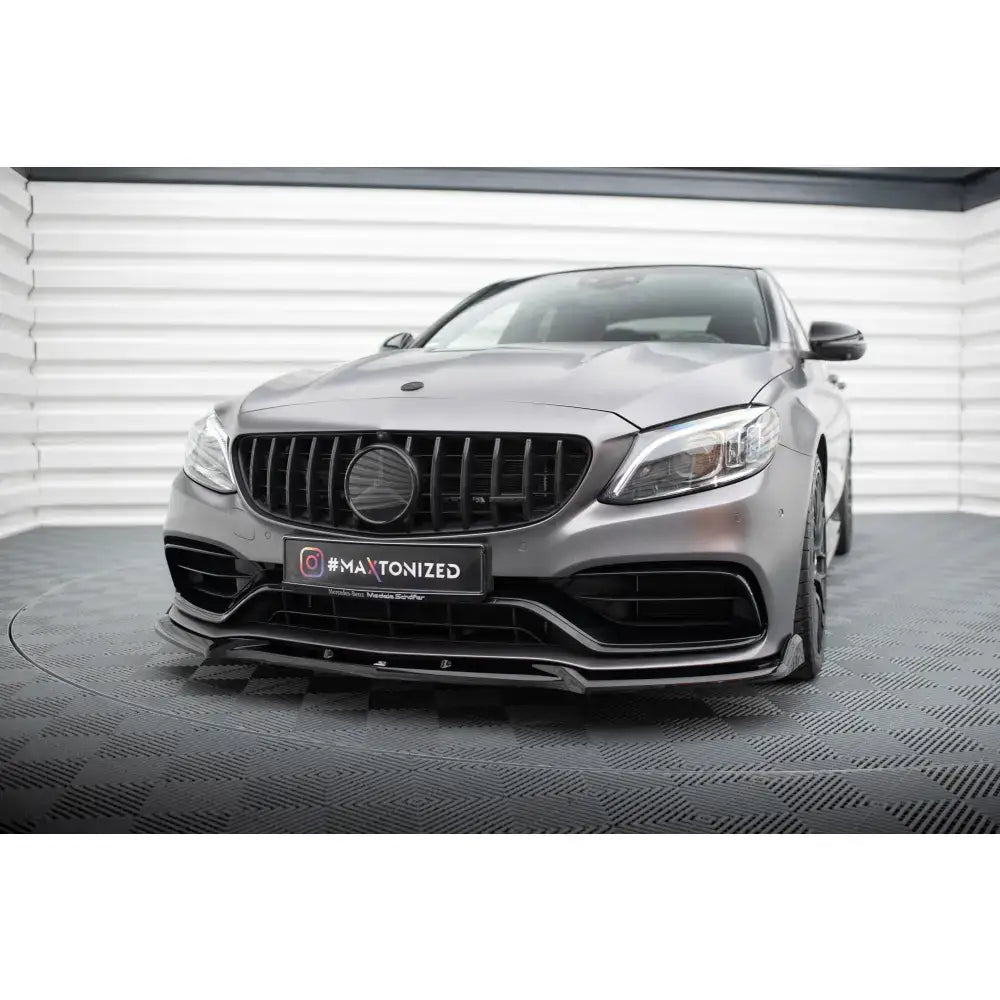 Frontsplitter på Mercedes-AMG C63 W205 Facelift i matt grå med sort grill, sett forfra i lyst rom.