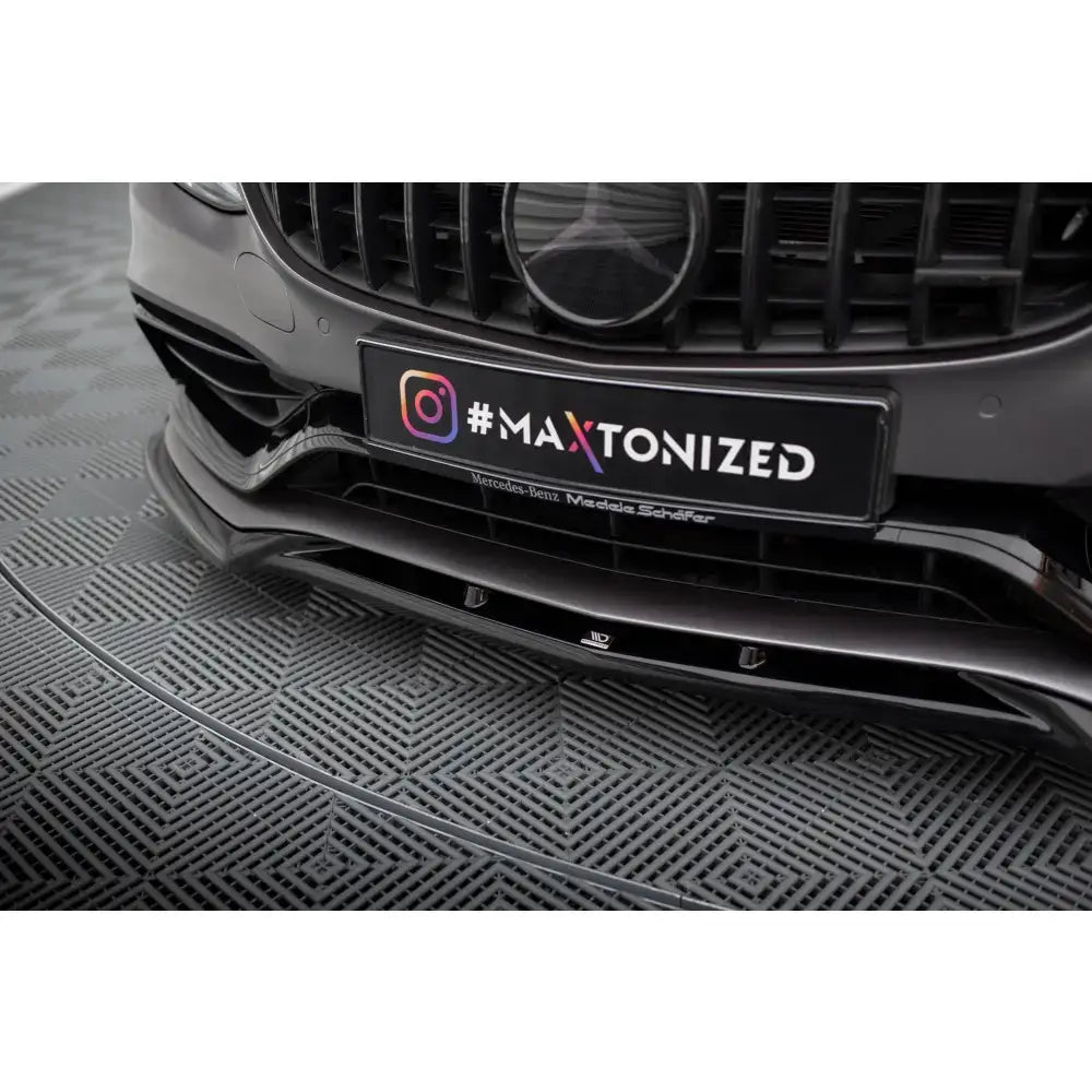 Front lip på Mercedes-AMG C63 W205 Facelift, sort blank frontspoiler montert foran grill og støtfanger.