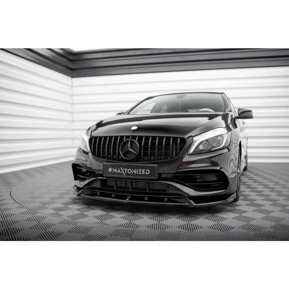 Frontspoiler på Mercedes-Benz A AMG-Line W176 Facelift med markerte luftinntak i lyst rom.