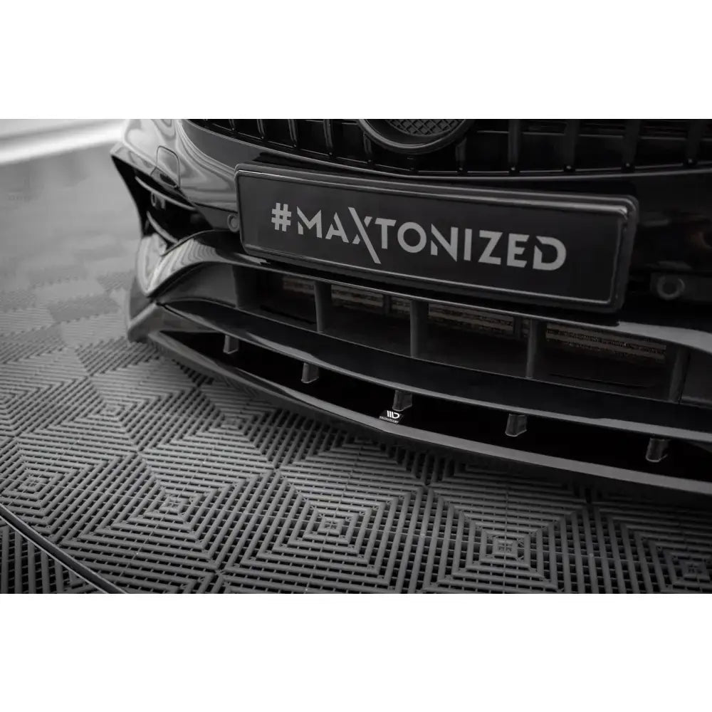Front lip til Mercedes-Benz A AMG-Line W176 Facelift i sort blank plast montert på bil, nærbilde forfra.