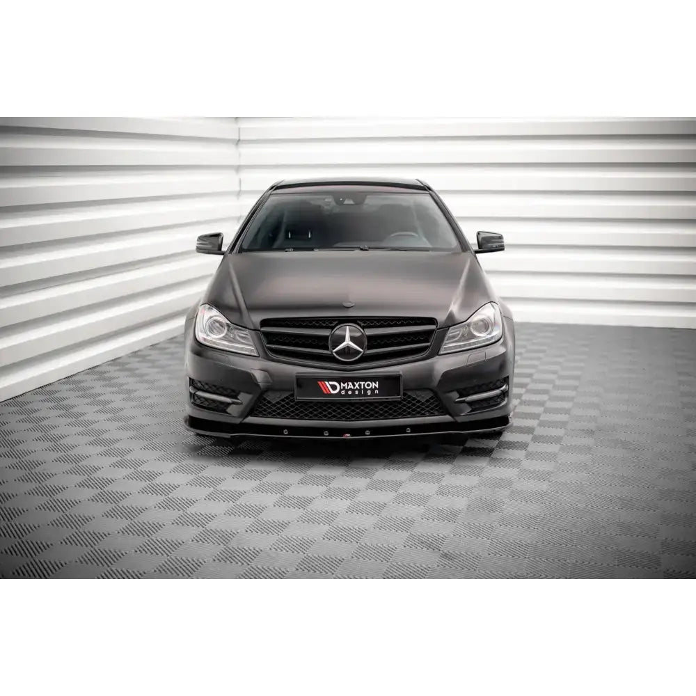 Frontspoiler på Mercedes-Benz C Coupe AMG-Line C204 med matt finish mot lyst veggpanel.
