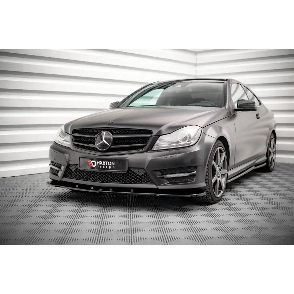 Frontsplitter på Mercedes-Benz C Coupe AMG-Line C204 med matt sort finish og Maxton Design-skilt.