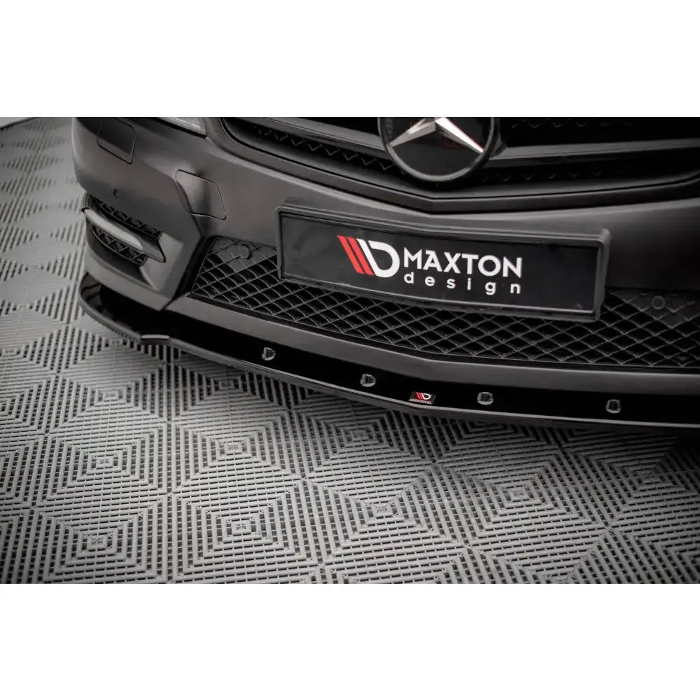 Front lip på sort frontspoiler til Mercedes-Benz C Coupe AMG-Line C204 med Maxton-logo, nærbilde.