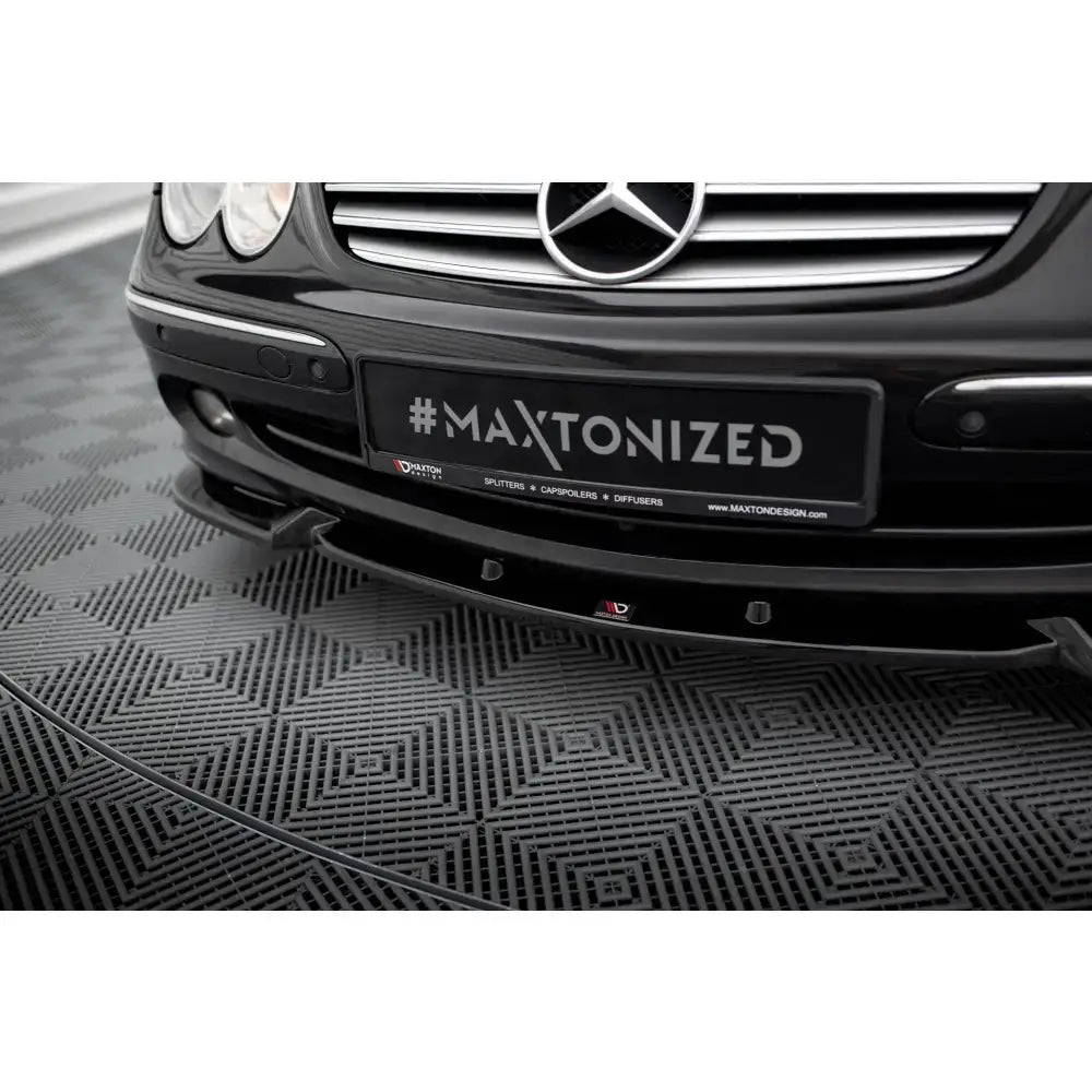 Front lip på Mercedes-Benz CLK W209 med sort spoiler under støtfanger og synlig sølvfarget grill.