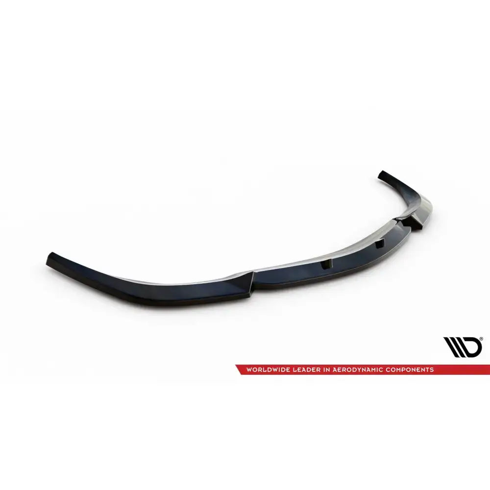 Front splitter til Mercedes-Benz CLK W209 i sort, blank plast med aerodynamiske vinkler, sett skrått mot hvit bakgrunn.