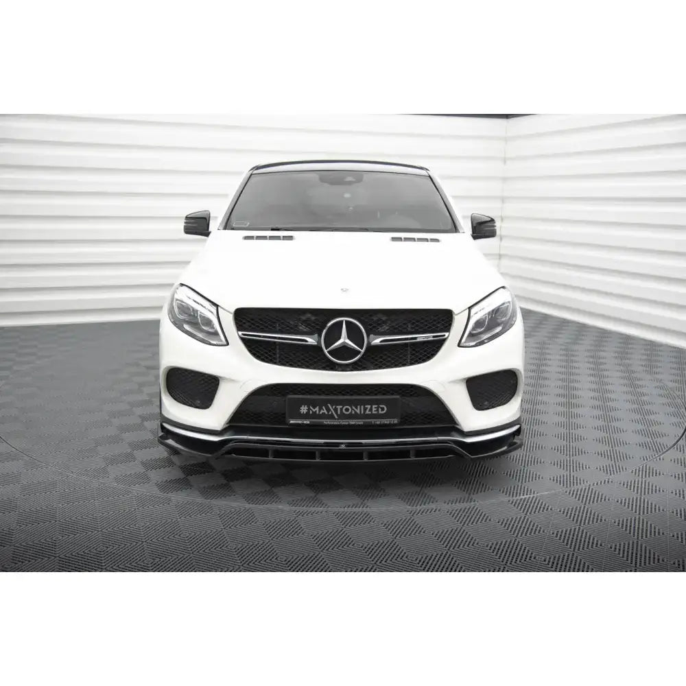 Frontspoiler til Mercedes-Benz GLE Coupe 43 AMG V2, sort med sportslig design, montert på hvit bil.