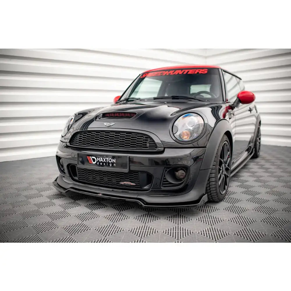 Frontspoiler på Mini Cooper John Cooper Works R56 med røde sidespeil og sort sportslig styling.