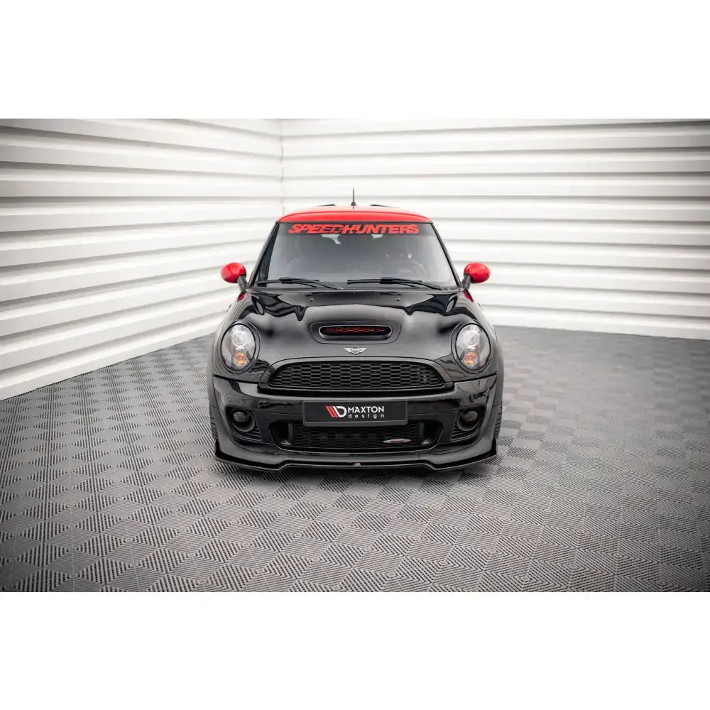 Frontsplitter på svart Mini Cooper John Cooper Works R56 med røde detaljer og SPEEDHUNTERS-dekal.