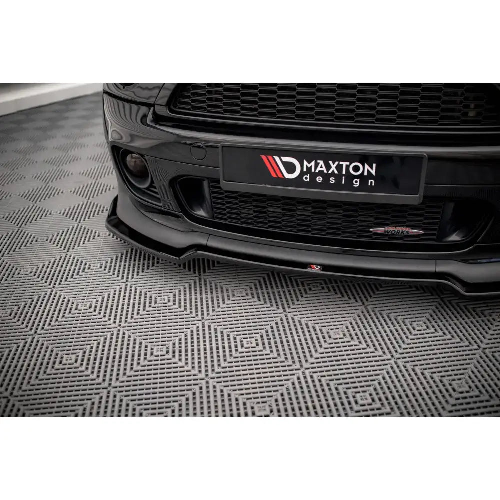 Front lip til Mini Cooper John Cooper Works R56, sort splitter foran grill og tåkelys på rutemønstret gulv.