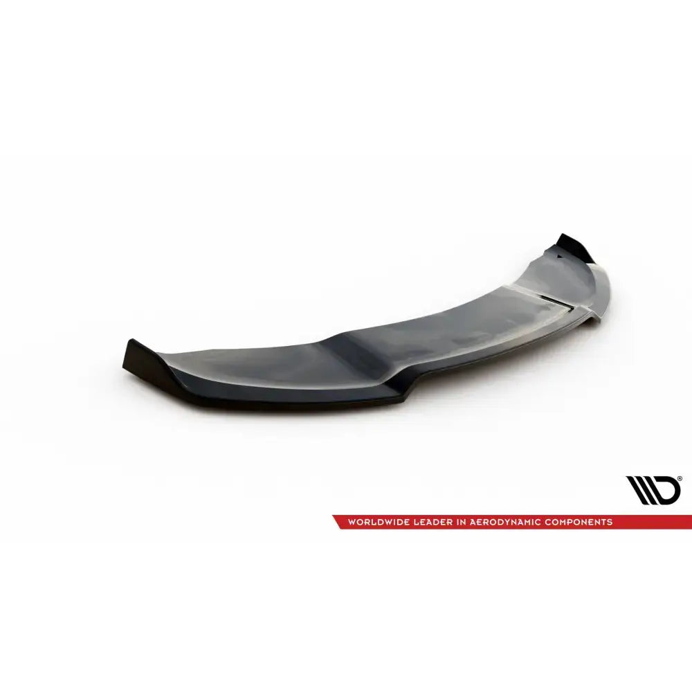 Frontleppe til Mini Cooper John Cooper Works R56, svart spoiler med hevede ender, sett fra skrå vinkel.