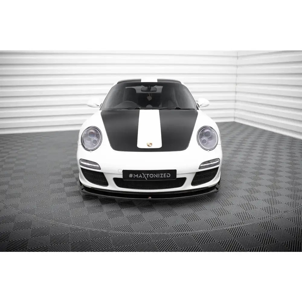 Frontsplitter på Porsche 911 Carrera 997 Facelift med sort panser og hvit racingstripe, sett forfra.