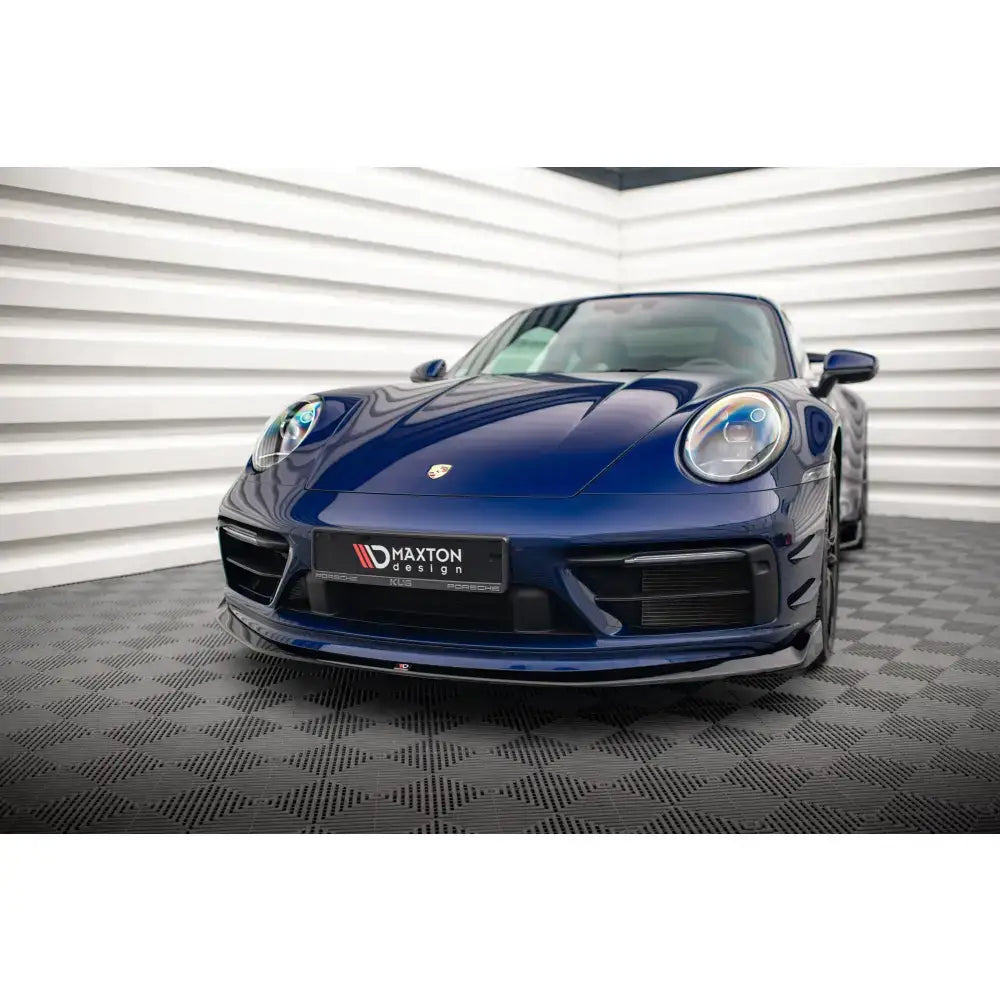 Frontsplitter på Porsche 911 Carrera Aero 992 i mørkeblå med markert spoiler og svarte luftinntak.