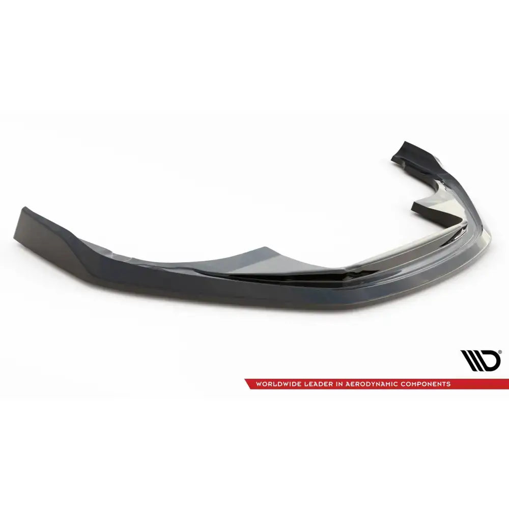 Frontspoiler til Porsche 911 Carrera Aero 992 i sort, blank plast med markerte kanter, sett skrått mot hvit bakgrunn.