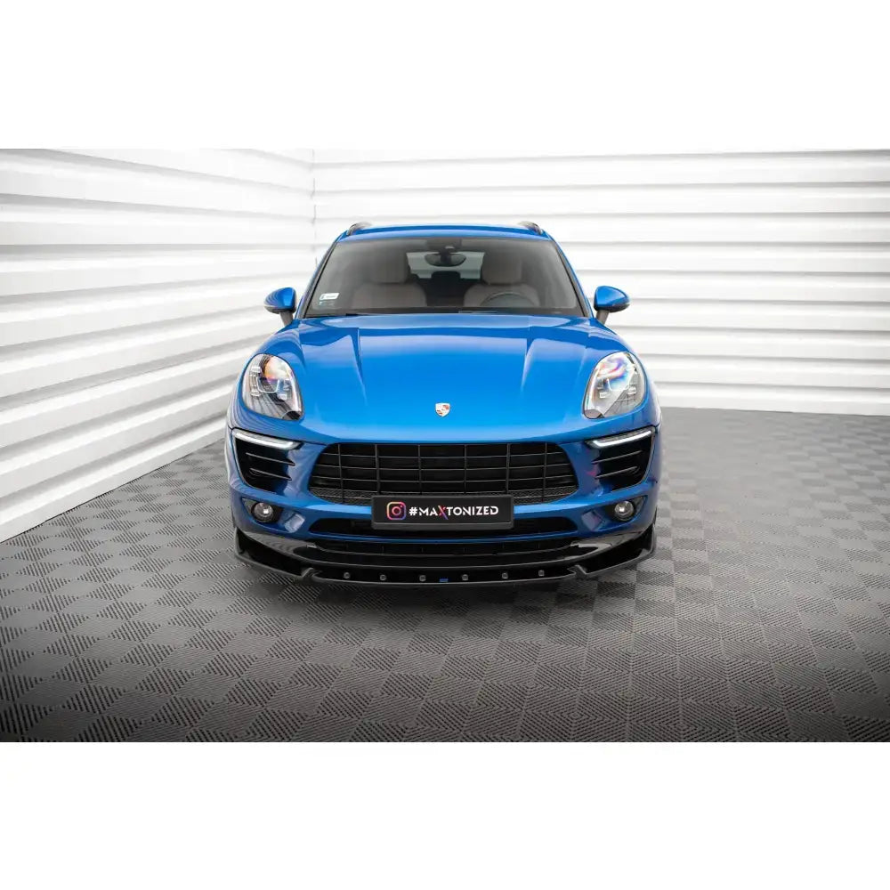 Frontspoiler på Porsche Macan Mk1 V2 sett forfra med sorte detaljer og svart grill.