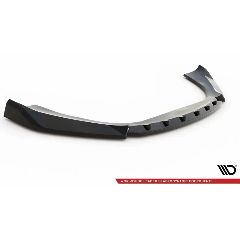 Front splitter til Porsche Macan Mk1 V2 i sort plast med markante kanter og luftekanaler sett skrått forfra.