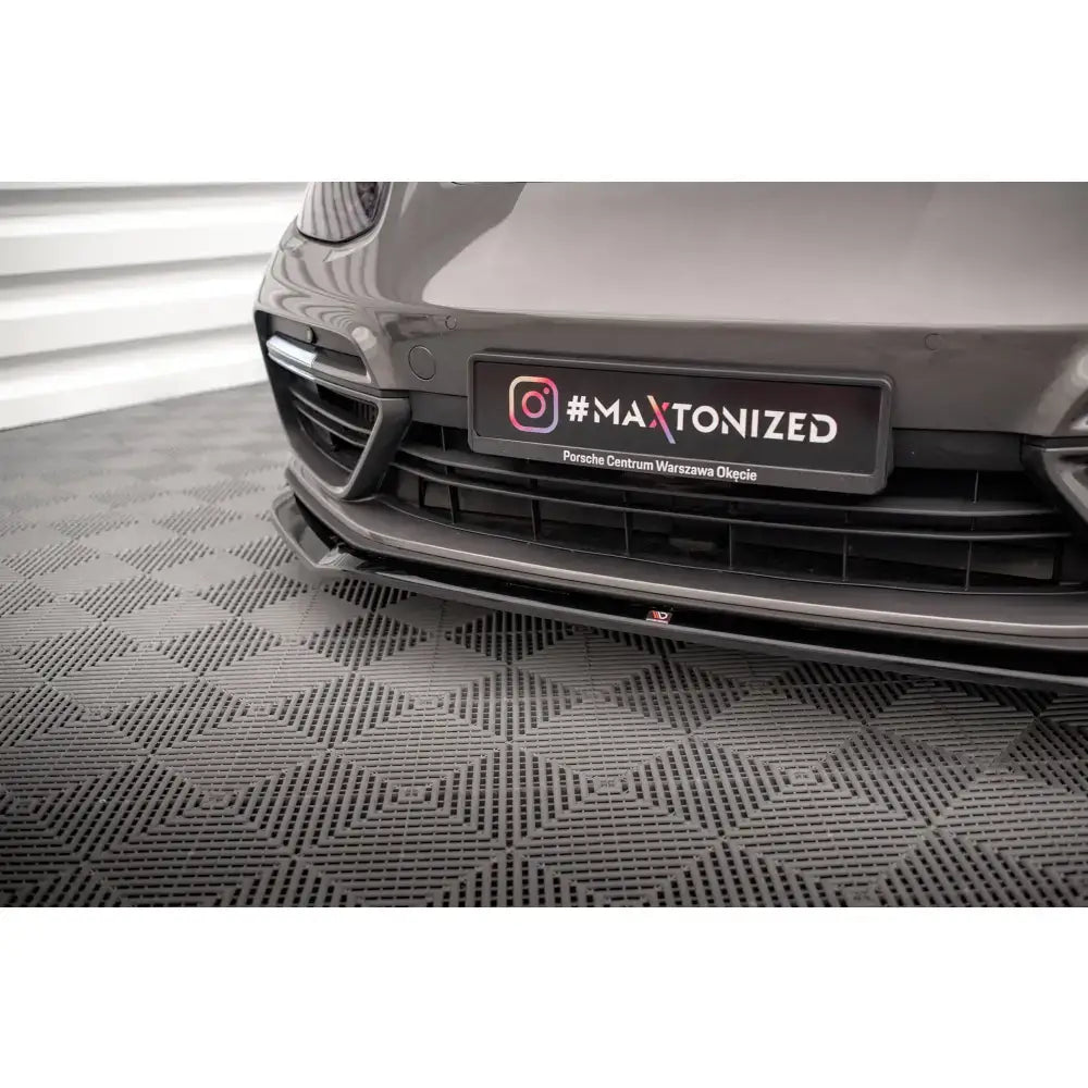 Frontsplitter til Porsche Panamera E-Hybrid 971 i sort materiale montert på grå bil, nærbilde forfra.