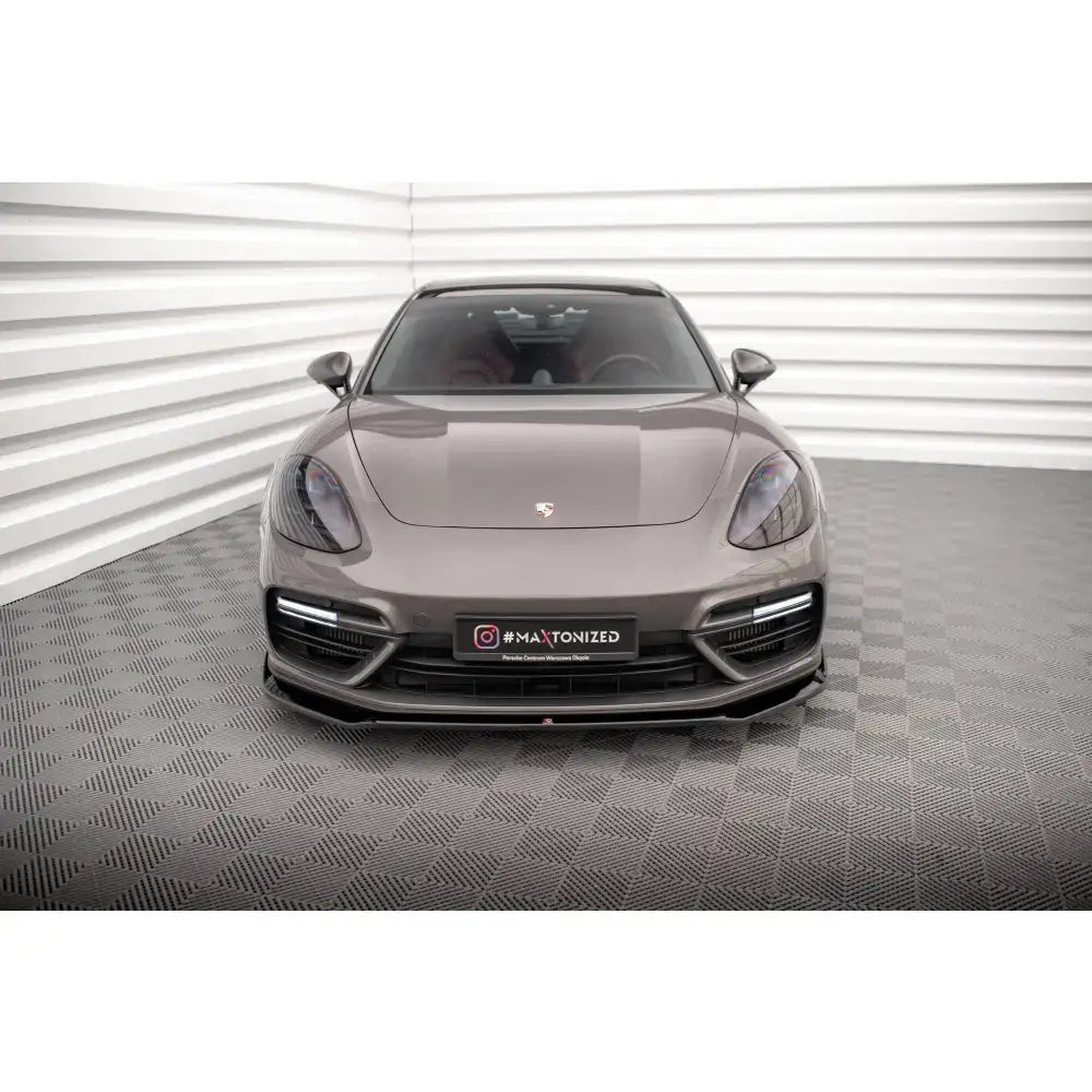 Front lip på Porsche Panamera E-Hybrid 971, sett forfra med lav spoiler og markante LED-lys.