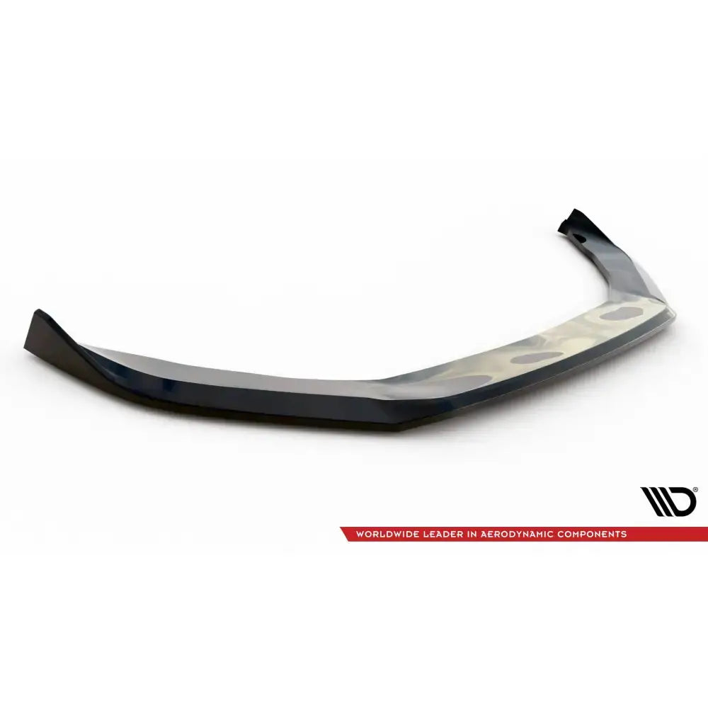 Front splitter til Porsche Panamera E-Hybrid 971 i svart blank finish med metallinnsatser, sett fra skrå vinkel.
