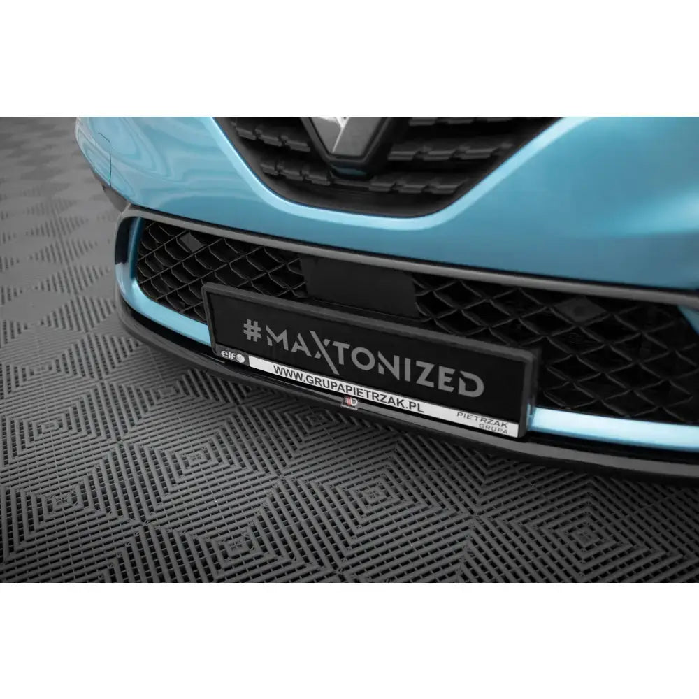 Front lip på Renault Clio RS Line Mk5, nærbilde av lyseblå front med sort grill og skiltplate.